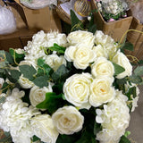 Arrangement Cream with greenary